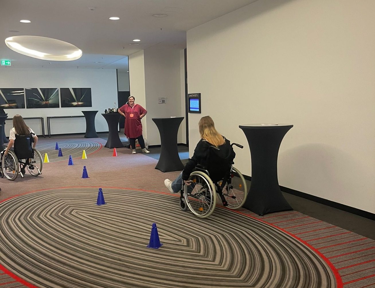 Rollstuhltraining während des Ausbildungstages