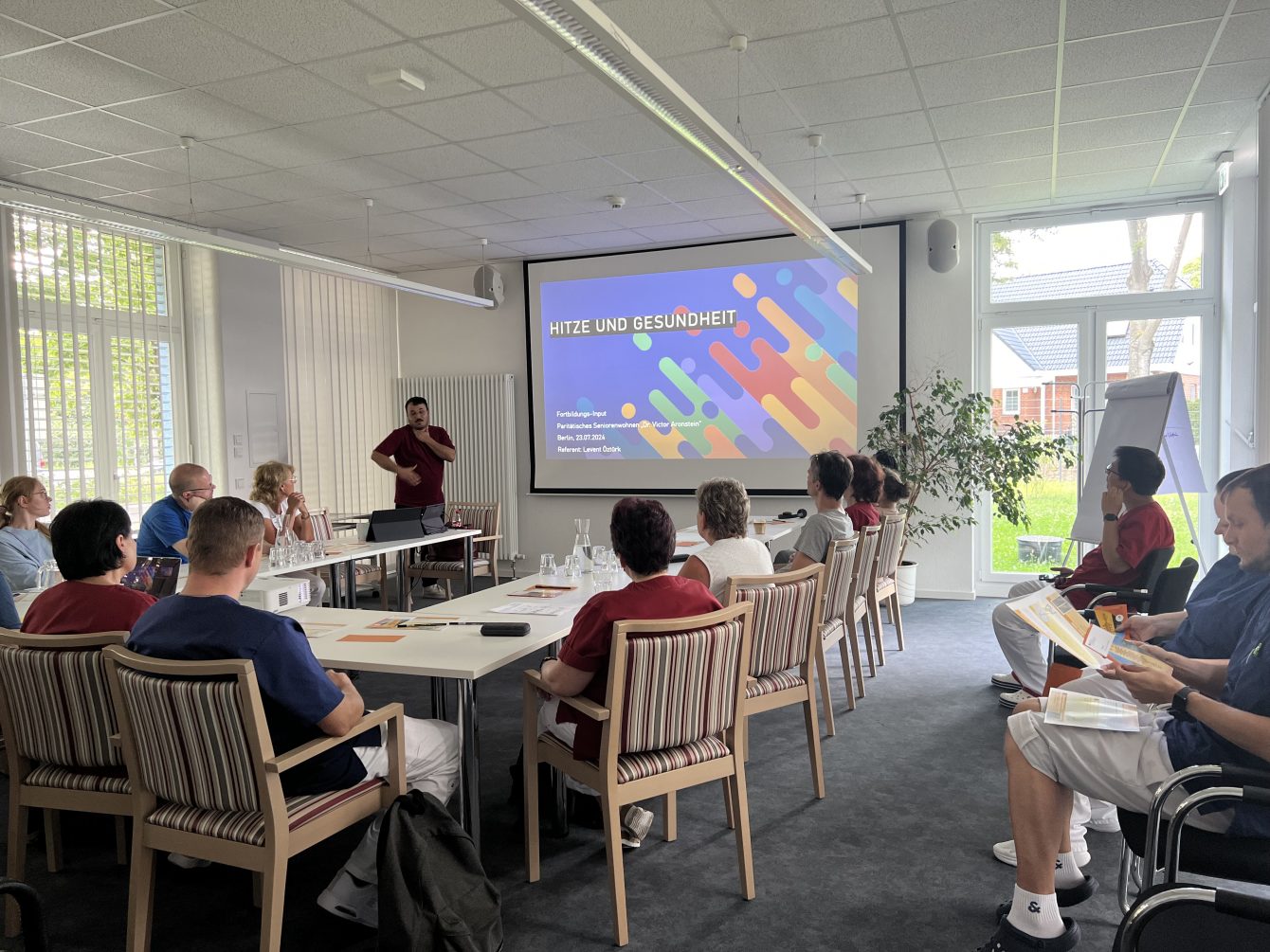 Tagungsraum mit Personen, Erste Schulung Hitzeschutz